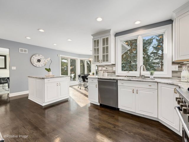 2S630 AVENUE CHATEAUX EAST, Oak Brook, IL 60523