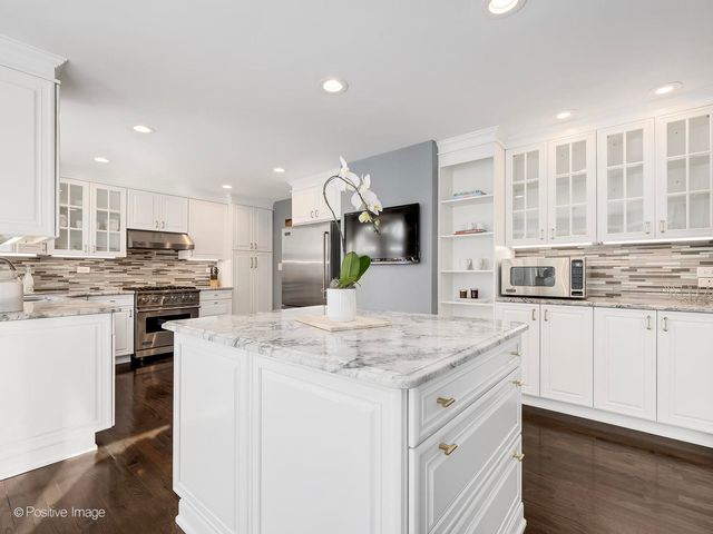 2S630 AVENUE CHATEAUX EAST, Oak Brook, IL 60523