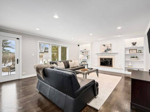 2S630 AVENUE CHATEAUX EAST, Oak Brook, IL 60523