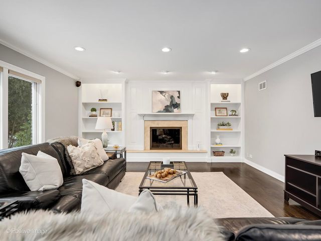 2S630 AVENUE CHATEAUX EAST, Oak Brook, IL 60523