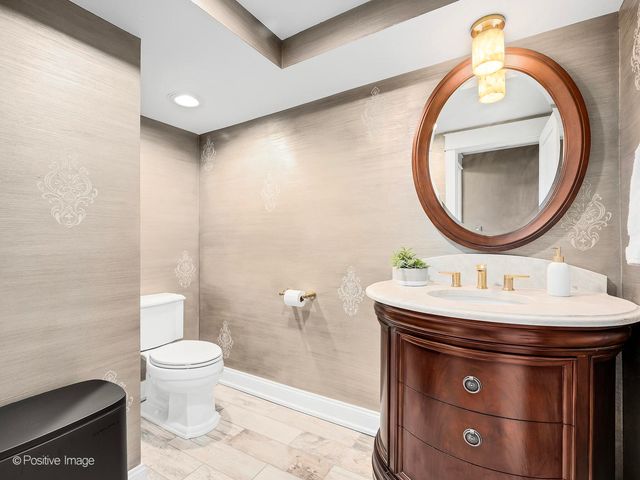 2S630 AVENUE CHATEAUX EAST, Oak Brook, IL 60523