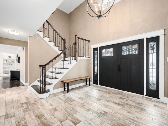 2S630 AVENUE CHATEAUX EAST, Oak Brook, IL 60523