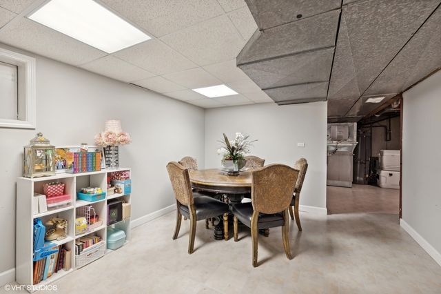 2S630 AVENUE CHATEAUX EAST, Oak Brook, IL 60523