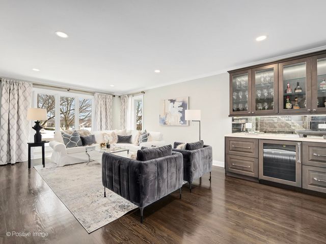 2S630 AVENUE CHATEAUX EAST, Oak Brook, IL 60523