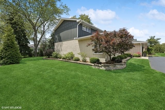 2S630 AVENUE CHATEAUX EAST, Oak Brook, IL 60523