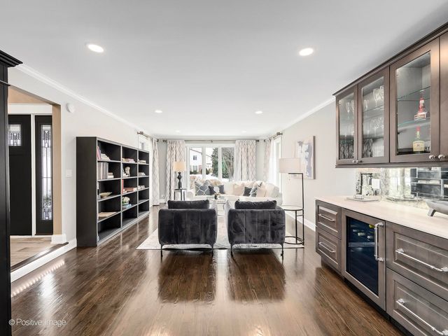 2S630 AVENUE CHATEAUX EAST, Oak Brook, IL 60523