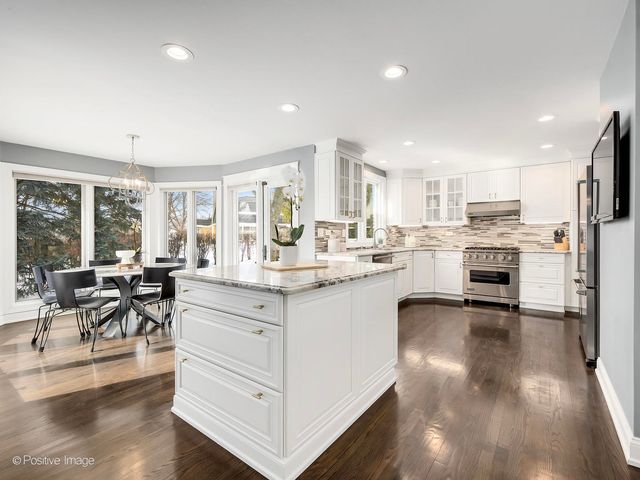 2S630 AVENUE CHATEAUX EAST, Oak Brook, IL 60523