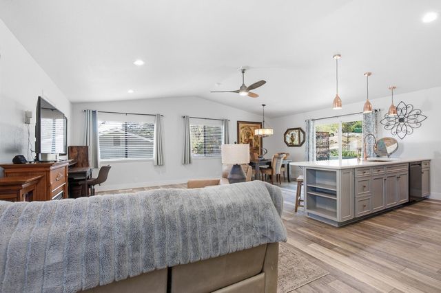 14299 Sun Forest Dr, Penn Valley, CA 95946