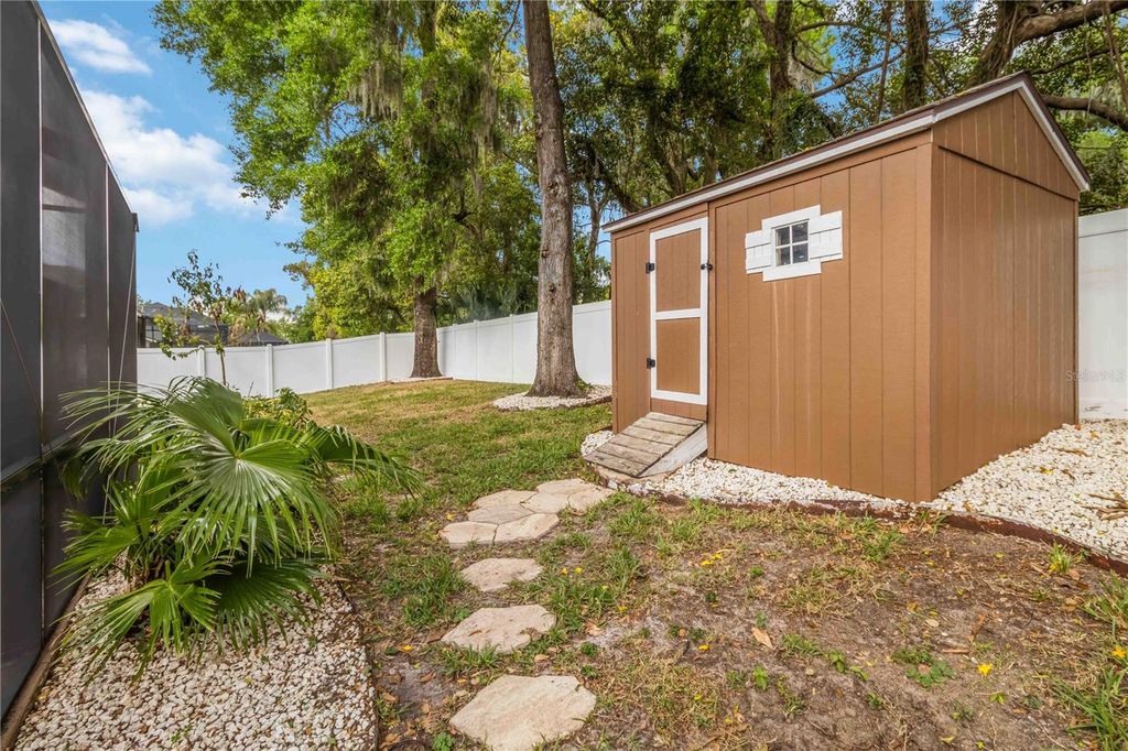 Image 31 of property listing at 2007 RAVEN MANOR DRIVE, Dover, FL 33527