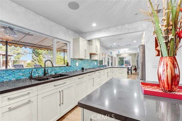 22935 Sylvan Street, Woodland Hills (los Angeles), CA 91367