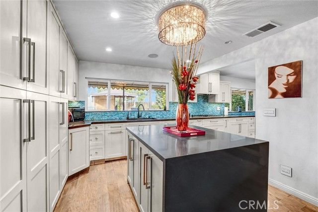 22935 Sylvan Street, Woodland Hills (los Angeles), CA 91367