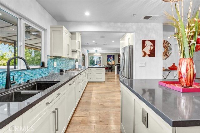 22935 Sylvan Street, Woodland Hills (los Angeles), CA 91367