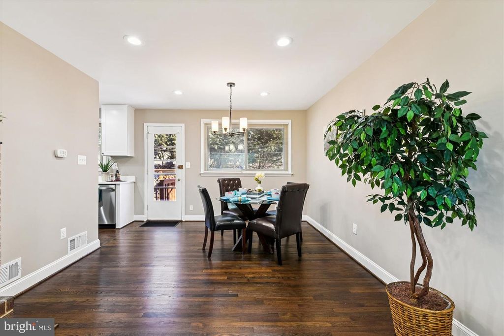 Image 6 of property listing at 3542 LYNNE HAVEN DR, Baltimore, MD 21244