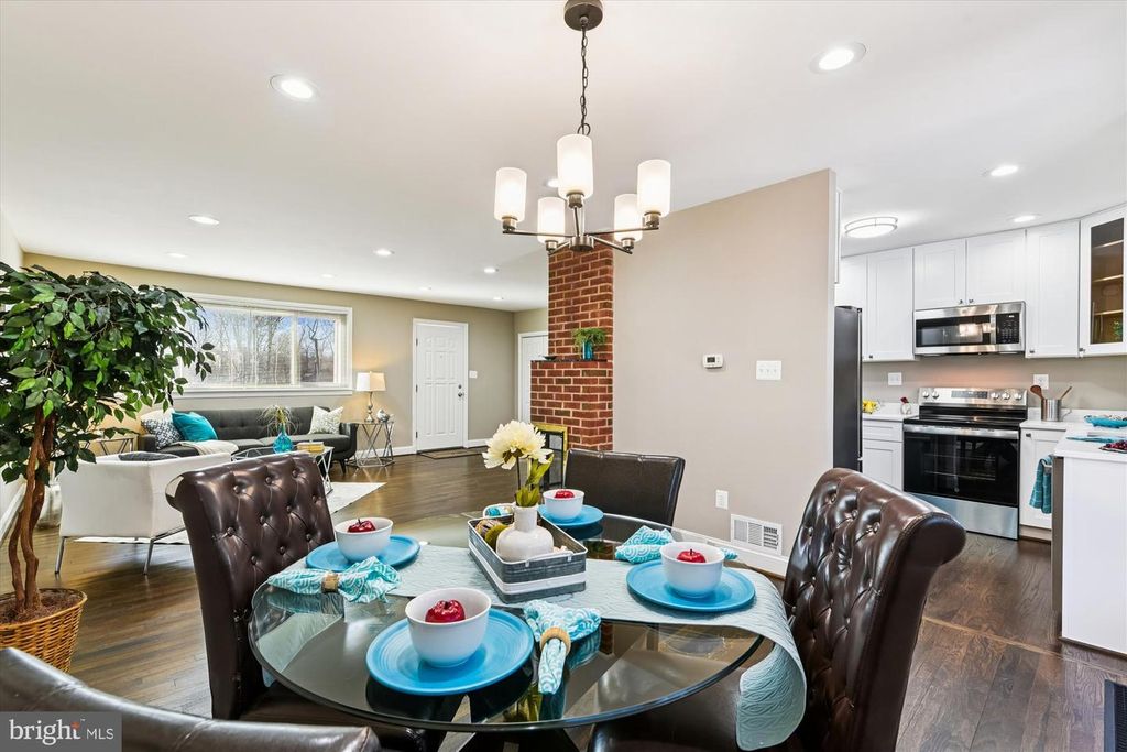 Image 7 of property listing at 3542 LYNNE HAVEN DR, Baltimore, MD 21244