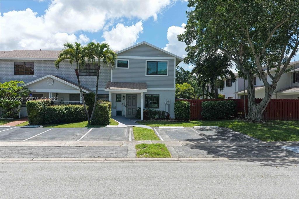 201 NW 106th Ter, Pembroke Pines, FL 33026