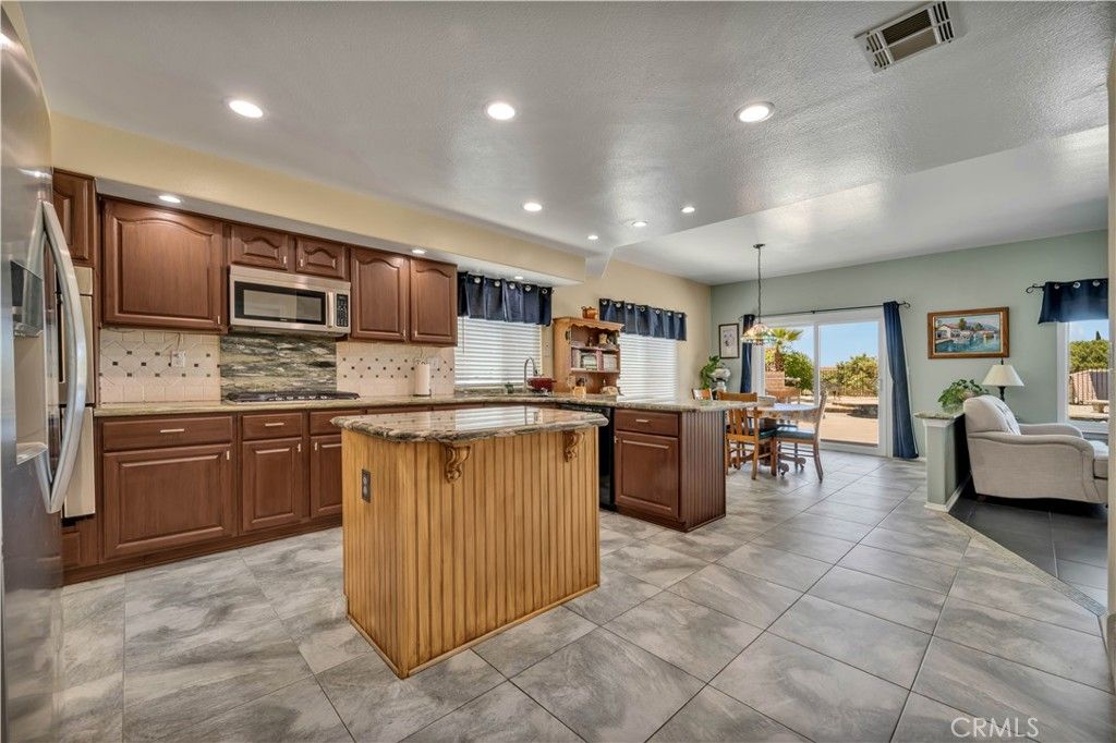 Image 15 of property listing at 7305 Dana Drive, Palmdale, CA 93551