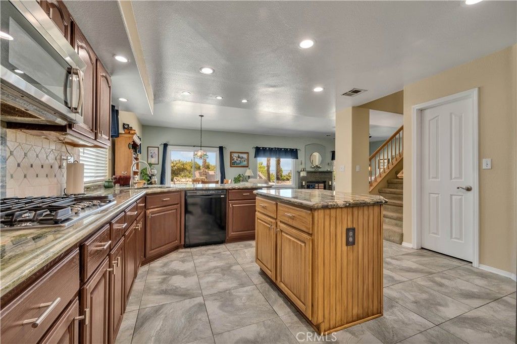 Image 16 of property listing at 7305 Dana Drive, Palmdale, CA 93551