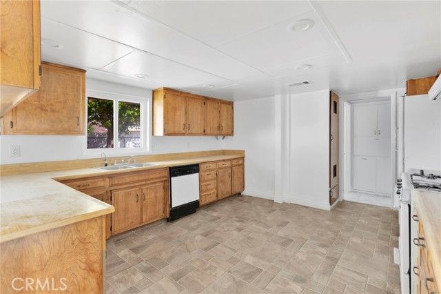 21008 South Road, Apple Valley, CA 92307