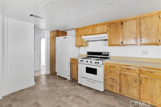 21008 South Road, Apple Valley, CA 92307