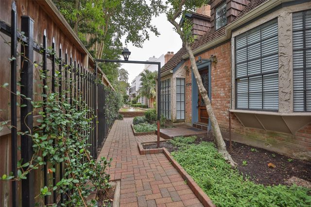 5370 Brownway Street D33, Houston, TX 77056