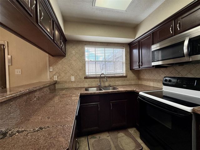 10183 Beekman Place Drive, Houston, TX 77043