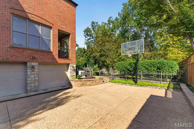 44 Broadview Drive, St Louis, MO 63105