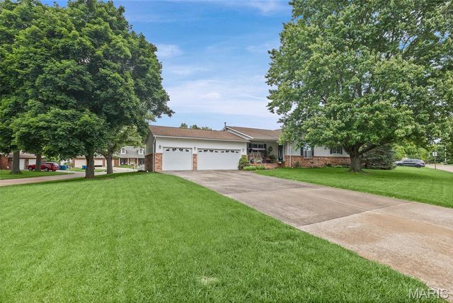 201 Cross Creek Drive, Bethalto, IL 62010