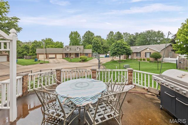 201 Cross Creek Drive, Bethalto, IL 62010