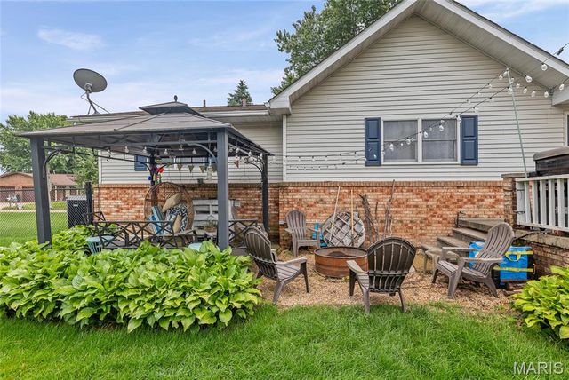 201 Cross Creek Drive, Bethalto, IL 62010