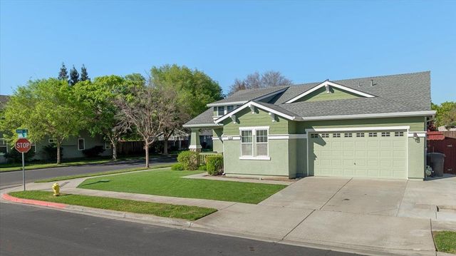 710 Almondcrest St, Oakdale, CA 95361