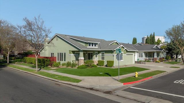 710 Almondcrest St, Oakdale, CA 95361