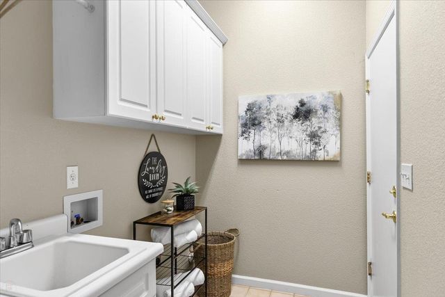 710 Almondcrest St, Oakdale, CA 95361