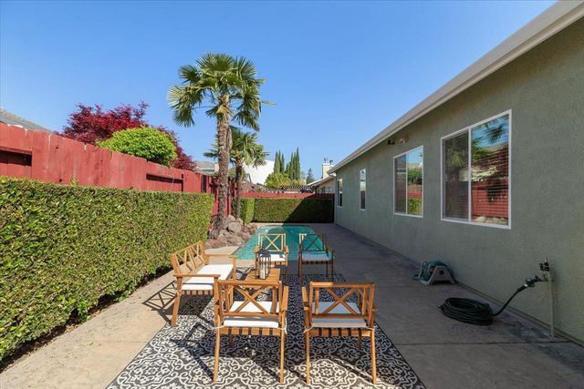 710 Almondcrest St, Oakdale, CA 95361