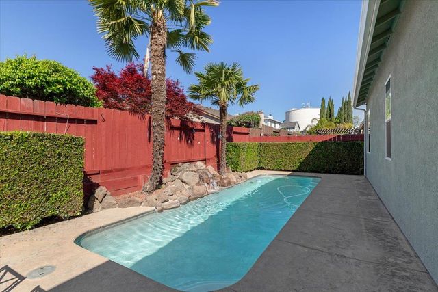 710 Almondcrest St, Oakdale, CA 95361