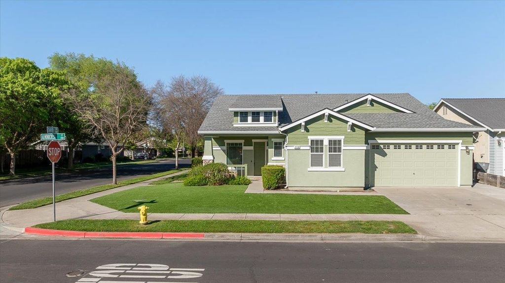 710 Almondcrest St, Oakdale, CA 95361