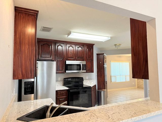 214 Oak Hill Dr, Kerrville, TX 78028