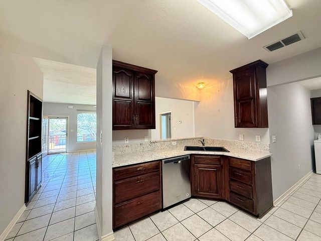 214 Oak Hill Dr, Kerrville, TX 78028