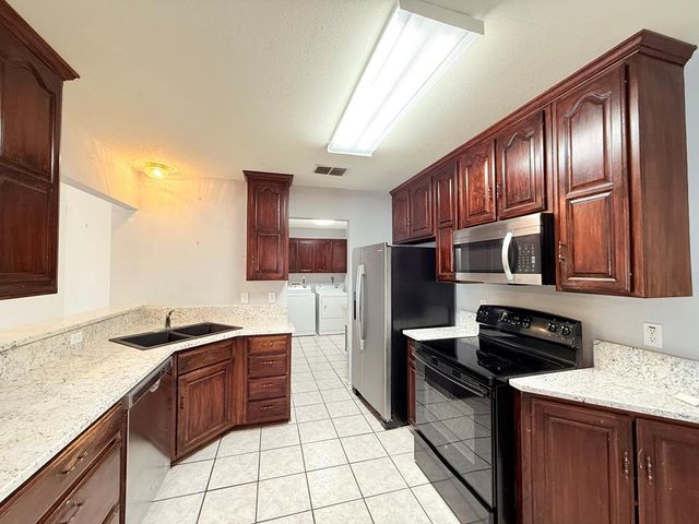 214 Oak Hill Dr, Kerrville, TX 78028