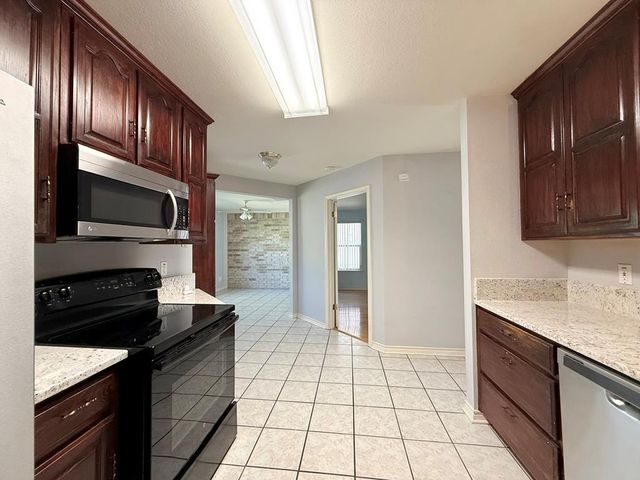 214 Oak Hill Dr, Kerrville, TX 78028