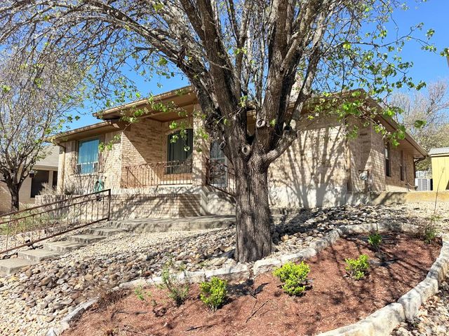 214 Oak Hill Dr, Kerrville, TX 78028