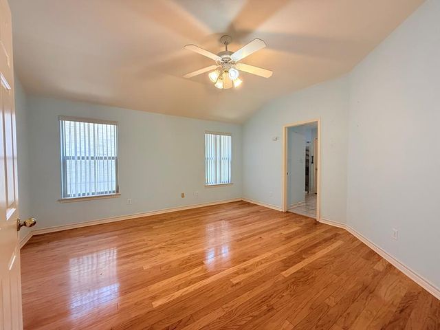 214 Oak Hill Dr, Kerrville, TX 78028