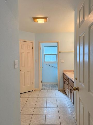 214 Oak Hill Dr, Kerrville, TX 78028