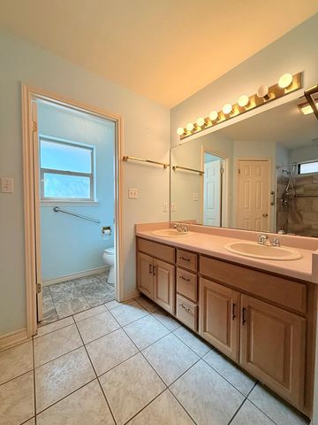 214 Oak Hill Dr, Kerrville, TX 78028