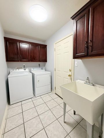 214 Oak Hill Dr, Kerrville, TX 78028