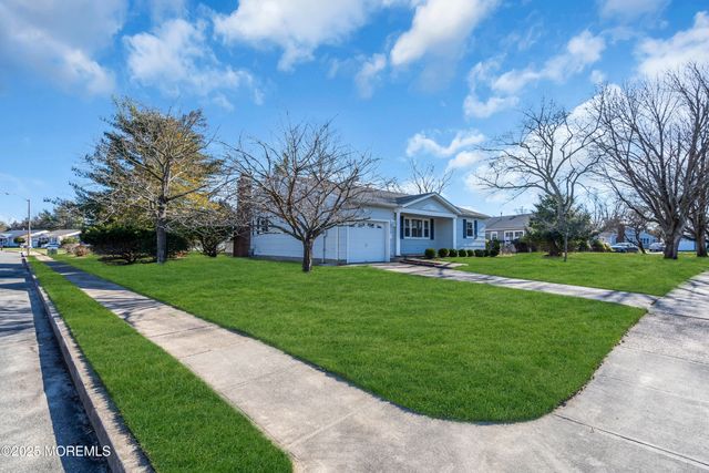 89 Brakenbury Drive, Toms River, NJ 08757