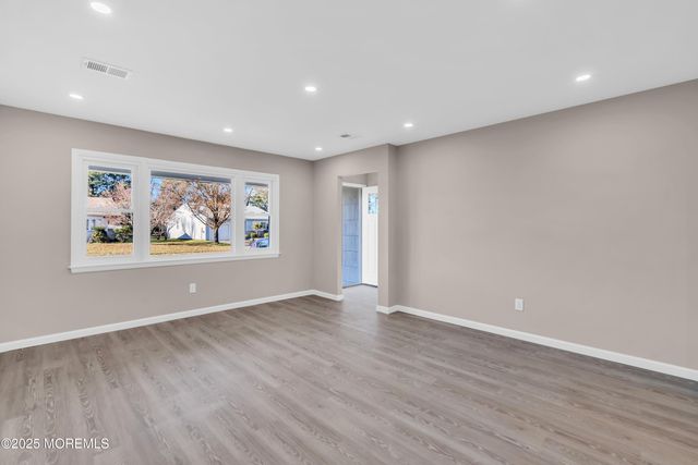 89 Brakenbury Drive, Toms River, NJ 08757