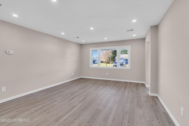 89 Brakenbury Drive, Toms River, NJ 08757