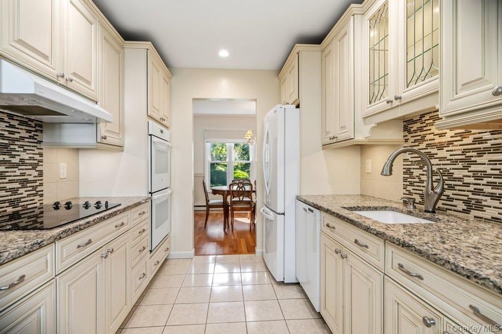1406 Gotham Court W, Saint James, NY 11780 — photo 4