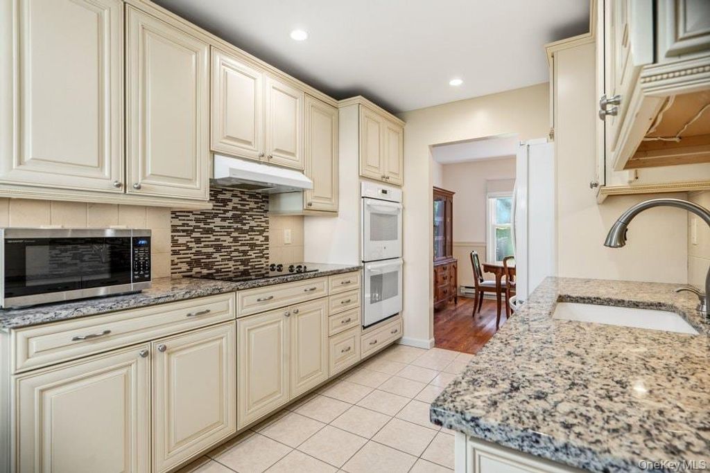 1406 Gotham Court W, Saint James, NY 11780 — photo 5