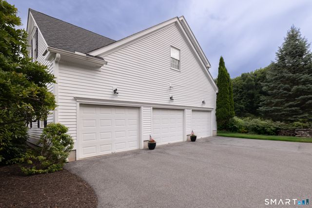 21 Merlins Lane, Newtown, CT 06470